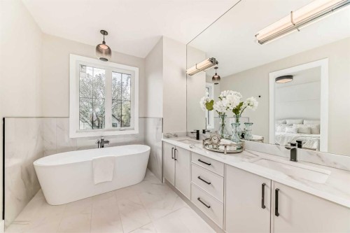 2528 7 Avenue Nw, Calgary, AB - Indoor Photo Showing Bathroom