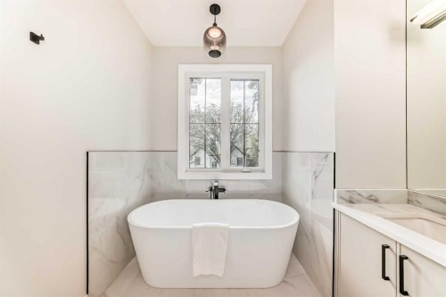 2528 7 Avenue Nw, Calgary, AB - Indoor Photo Showing Bathroom