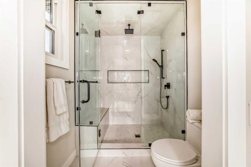 2528 7 Avenue Nw, Calgary, AB - Indoor Photo Showing Bathroom