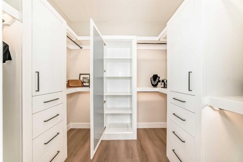2528 7 Avenue Nw, Calgary, AB - Indoor With Storage