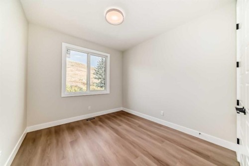 2528 7 Avenue Nw, Calgary, AB - Indoor Photo Showing Other Room