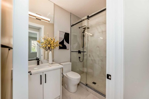 2528 7 Avenue Nw, Calgary, AB - Indoor Photo Showing Bathroom