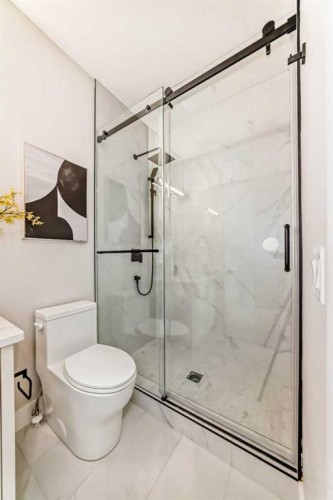 2528 7 Avenue Nw, Calgary, AB - Indoor Photo Showing Bathroom