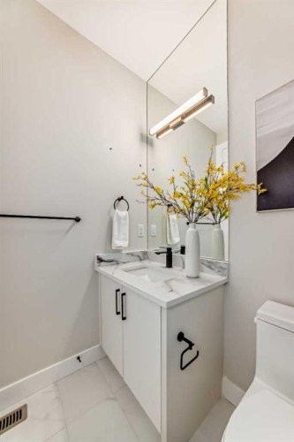 2528 7 Avenue Nw, Calgary, AB - Indoor Photo Showing Bathroom
