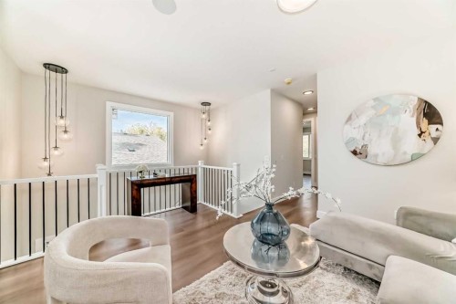 2528 7 Avenue Nw, Calgary, AB - Indoor Photo Showing Living Room