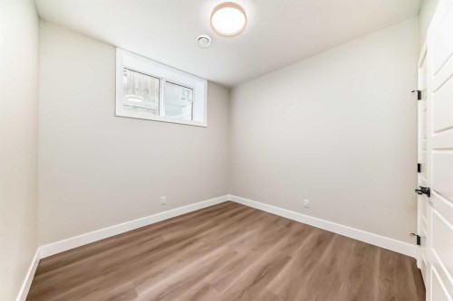 2528 7 Avenue Nw, Calgary, AB - Indoor Photo Showing Other Room
