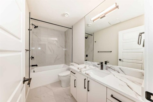 2528 7 Avenue Nw, Calgary, AB - Indoor Photo Showing Bathroom