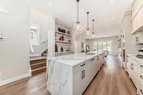 2528 7 Avenue Nw, Calgary, AB - Indoor Photo Showing Kitchen With Upgraded Kitchen