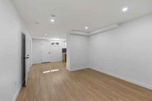 4229 Richmond Road Sw, Calgary, AB - Indoor Photo Showing Other Room