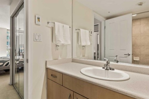 311-1108 6 Avenue Sw, Calgary, AB - Indoor Photo Showing Bathroom