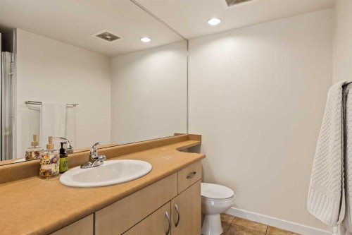311-1108 6 Avenue Sw, Calgary, AB - Indoor Photo Showing Bathroom
