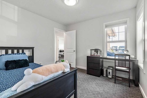 29 Cougar Ridge Close Sw, Calgary, AB - Indoor Photo Showing Bedroom
