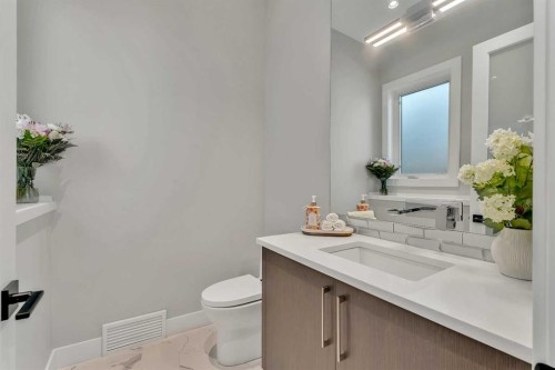 617 19 Avenue Nw, Calgary, AB - Indoor Photo Showing Bathroom
