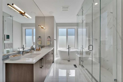 617 19 Avenue Nw, Calgary, AB - Indoor Photo Showing Bathroom