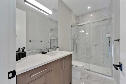 617 19 Avenue Nw, Calgary, AB - Indoor Photo Showing Bathroom