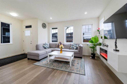 117 Midtown Close Sw, Airdrie, AB - Indoor Photo Showing Living Room