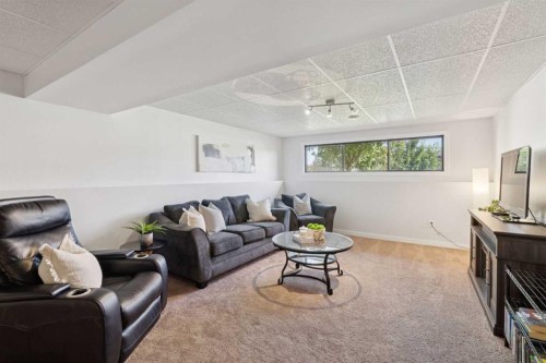 14 Glenhill Crescent, Cochrane, AB 