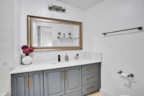 116 Selkirk Drive Sw, Calgary, AB - Indoor Photo Showing Bathroom