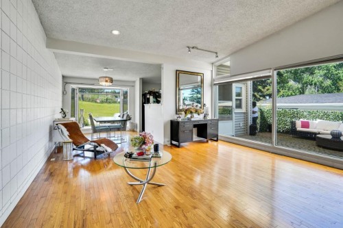 116 Selkirk Drive Sw, Calgary, AB - Indoor Photo Showing Living Room