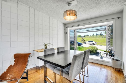 116 Selkirk Drive Sw, Calgary, AB - Indoor Photo Showing Dining Room