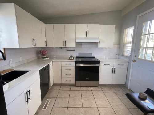 116 Selkirk Drive Sw, Calgary, AB - Indoor Photo Showing Kitchen