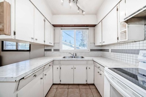 808 Avonlea Place Se, Calgary, AB - Indoor Photo Showing Kitchen With Double Sink