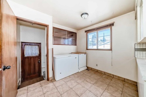 808 Avonlea Place Se, Calgary, AB - Indoor Photo Showing Laundry Room