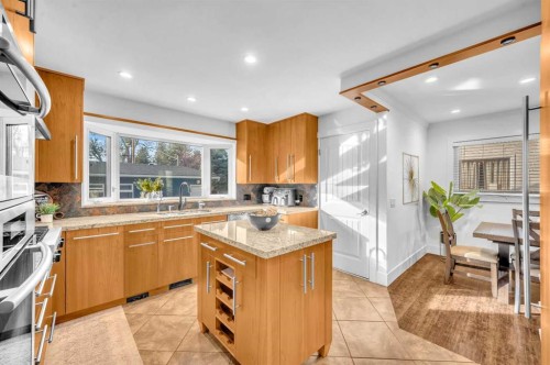 10012 Willowview Road Se, Calgary, AB - Indoor Photo Showing Kitchen With Double Sink