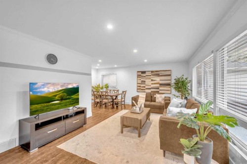 10012 Willowview Road Se, Calgary, AB - Indoor Photo Showing Living Room