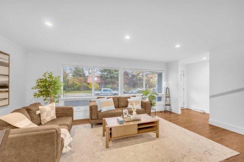 10012 Willowview Road Se, Calgary, AB - Indoor Photo Showing Living Room
