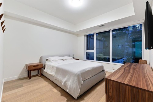 104-128 Waterfront Court Sw, Calgary, AB - Indoor Photo Showing Bedroom