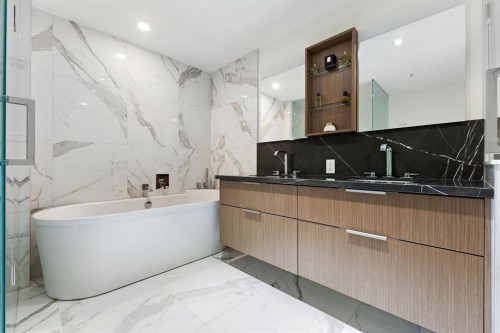 104-128 Waterfront Court Sw, Calgary, AB - Indoor Photo Showing Bathroom