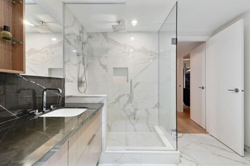 104-128 Waterfront Court Sw, Calgary, AB - Indoor Photo Showing Bathroom