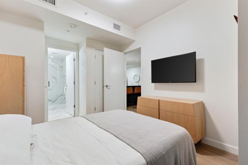 104-128 Waterfront Court Sw, Calgary, AB - Indoor Photo Showing Bedroom