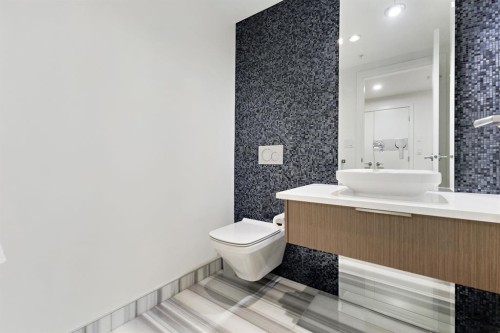 104-128 Waterfront Court Sw, Calgary, AB - Indoor Photo Showing Bathroom