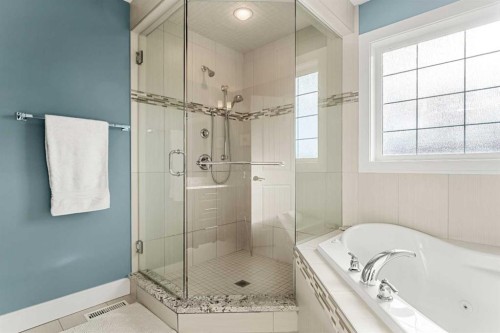 4530 20 Avenue Nw, Calgary, AB - Indoor Photo Showing Bathroom