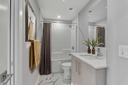 516-8230 Broadcast Avenue Sw, Calgary, AB - Indoor Photo Showing Bathroom
