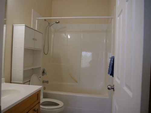 742 Carriage Lane Drive, Carstairs, AB - Indoor Photo Showing Bathroom