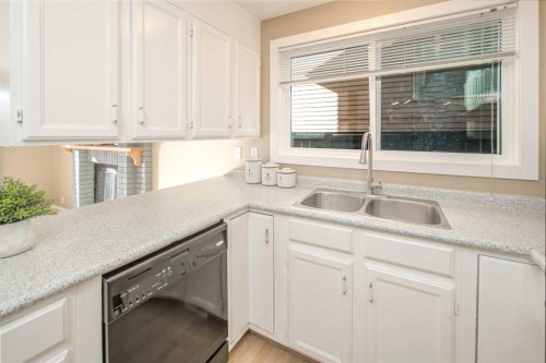 27 Strathearn Crescent Sw, Calgary, AB - Indoor Photo Showing Other Room