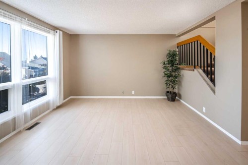 27 Strathearn Crescent Sw, Calgary, AB - Indoor Photo Showing Other Room