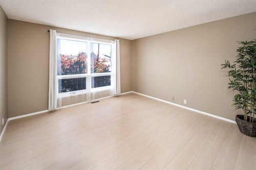 27 Strathearn Crescent Sw, Calgary, AB - Indoor Photo Showing Other Room