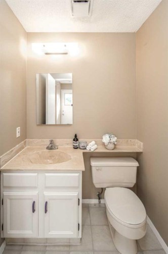 27 Strathearn Crescent Sw, Calgary, AB - Indoor Photo Showing Bathroom