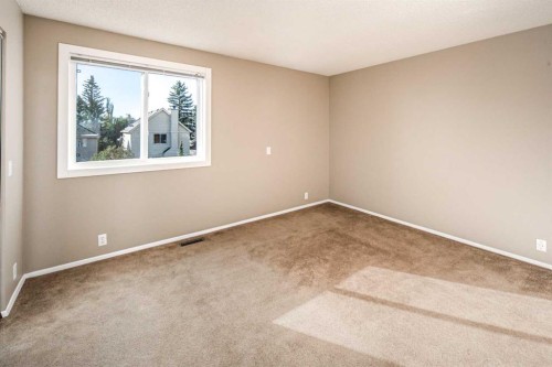 27 Strathearn Crescent Sw, Calgary, AB - Indoor Photo Showing Other Room