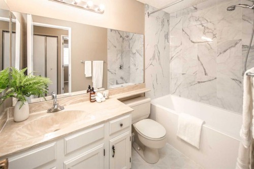 27 Strathearn Crescent Sw, Calgary, AB - Indoor Photo Showing Bathroom