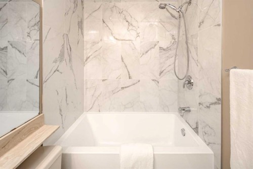 27 Strathearn Crescent Sw, Calgary, AB - Indoor Photo Showing Bathroom