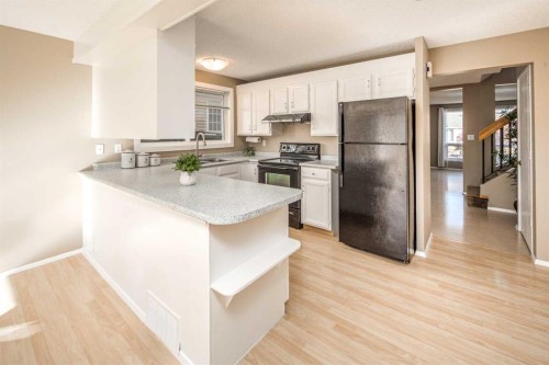 27 Strathearn Crescent Sw, Calgary, AB - Indoor Photo Showing Kitchen