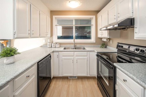 27 Strathearn Crescent Sw, Calgary, AB - Indoor Photo Showing Kitchen With Double Sink