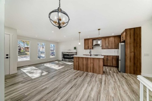 946 Berkley Drive Nw, Calgary, AB - Indoor Photo Showing Kitchen