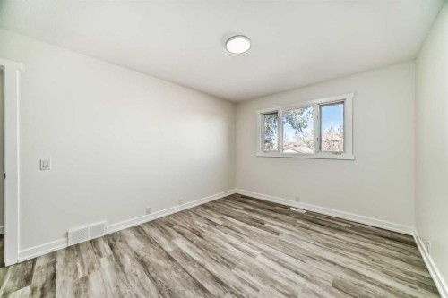 946 Berkley Drive Nw, Calgary, AB - Indoor Photo Showing Other Room