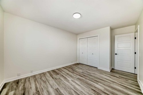 946 Berkley Drive Nw, Calgary, AB - Indoor Photo Showing Other Room